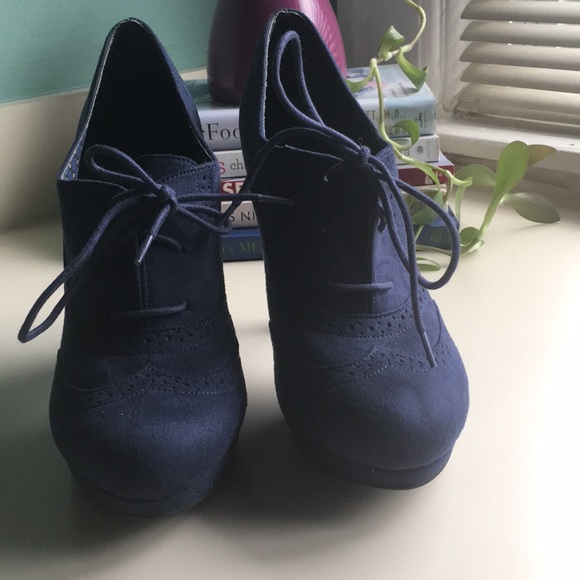 navy heels payless